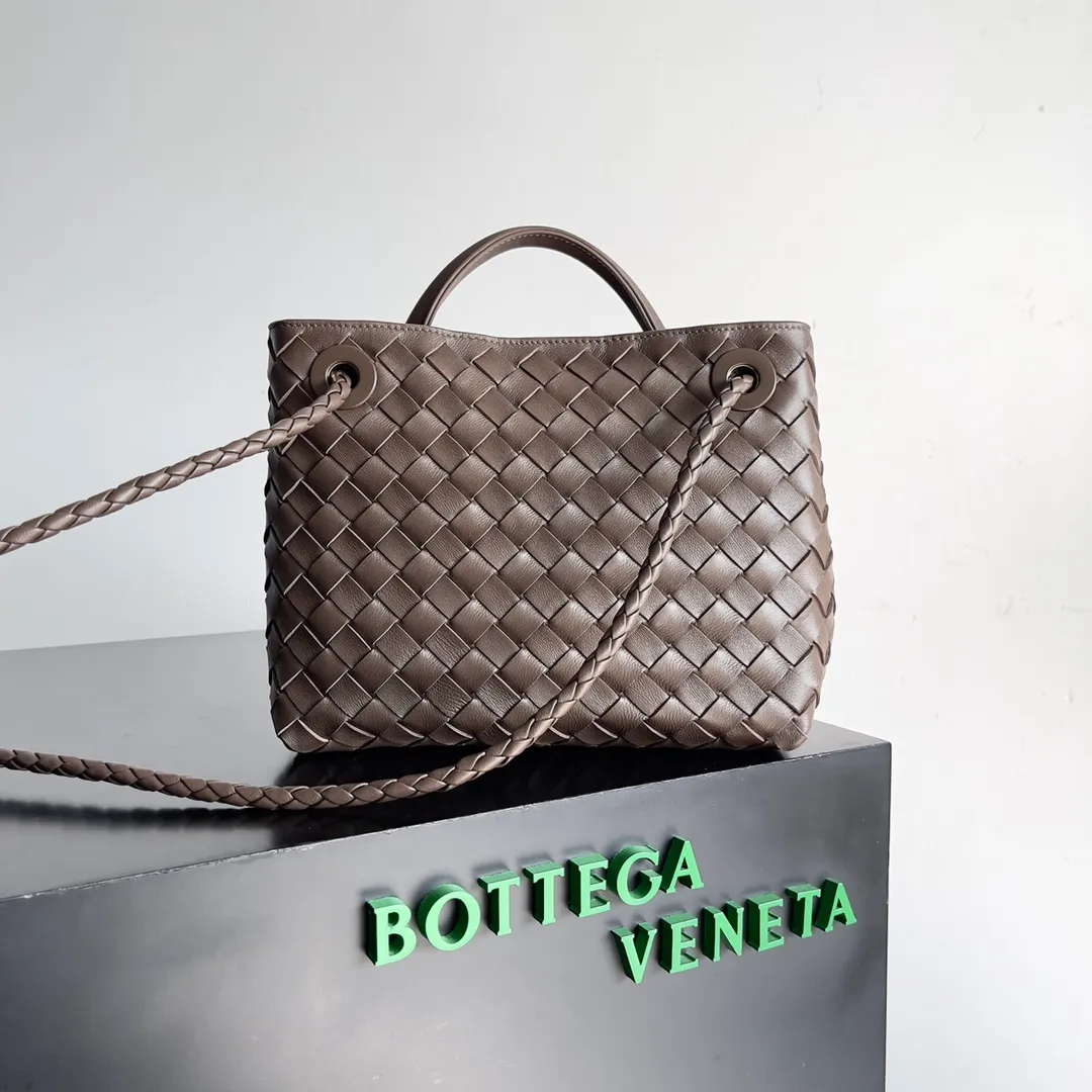 The 2023 new Andiamo batch of 1860 BV has been shipped‼ ️Really popular🔥The new Andiamo woven handbag launched by Bottega Veneta this season is really popular all over the world! ! Celebrities at home and abroad have worn it, and Oscar-winning actress Michelle Yeoh has taken it out on the street. Song Jia, Trai Yara, Yu Feihong, Sanji Ayaka, Rosie Hunting-Whiteley, Yoshioka Riho, etc. have all picked up this bag. It is classic and versatile, showing off its temperament, and the bag capacity is also large, which is very convenient for daily commuting! ! A variety of carrying methods, the shoulder straps can be adjusted by yourself, the original lambskin feels soft and delicate, and the neutral style is made to break gender boundaries and bring a more practical and longer-lasting use experience. Andiamo, which has both elegant and casual styles, perfectly interprets the true appearance of "fashionable old money style". Style number: 743568 Size: 25*22*10.5cm